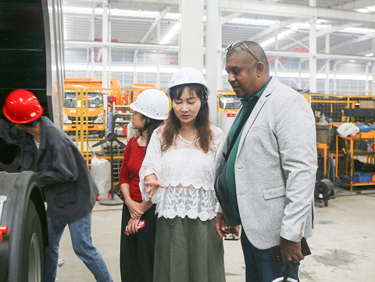 Mrs Chen shows the vacuum truck’s construction to client